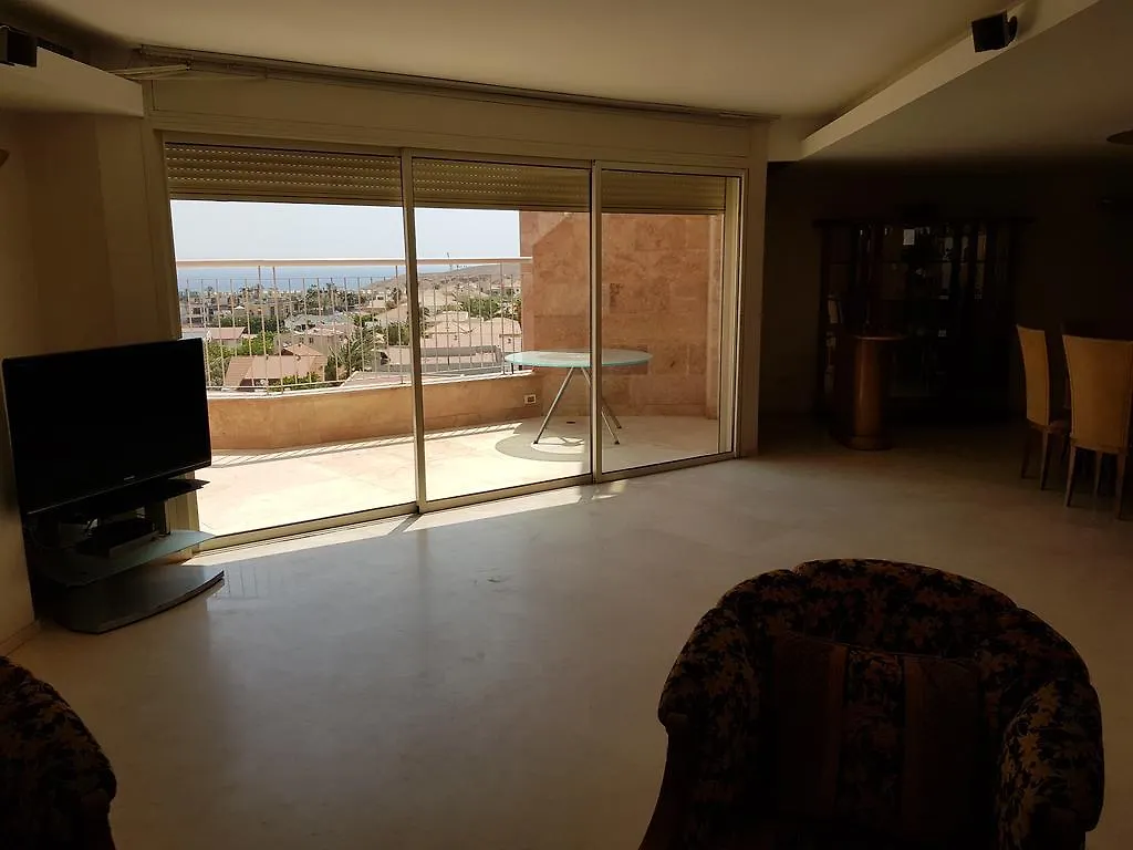 פנטהאוז יוקרתי עם בריכה פרטית